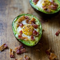 Baked_Avocado_eggs_and_bacon.jpg