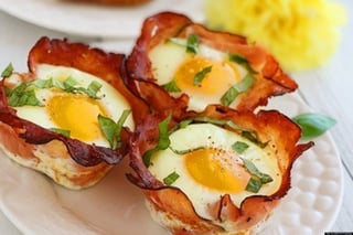 eggs_and_bacon_cups_with_cream.jpg
